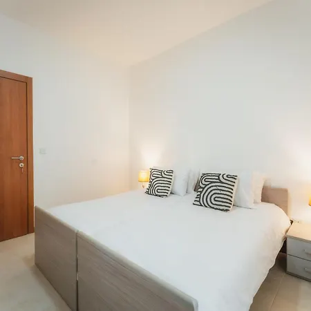 아파트 New Spacious Fgura By Sf Homes