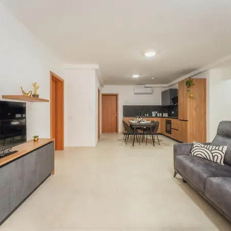 New Spacious Fgura By Sf Homes Apartment