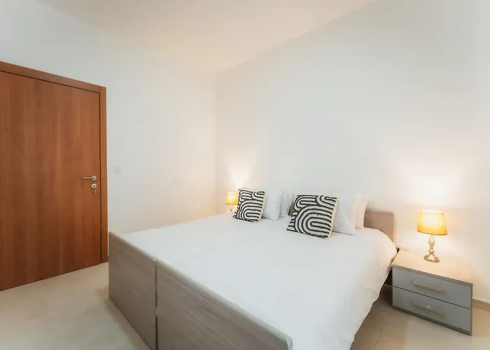 아파트 New Spacious Fgura By Sf Homes