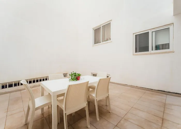 New Spacious Fgura By Sf Homes